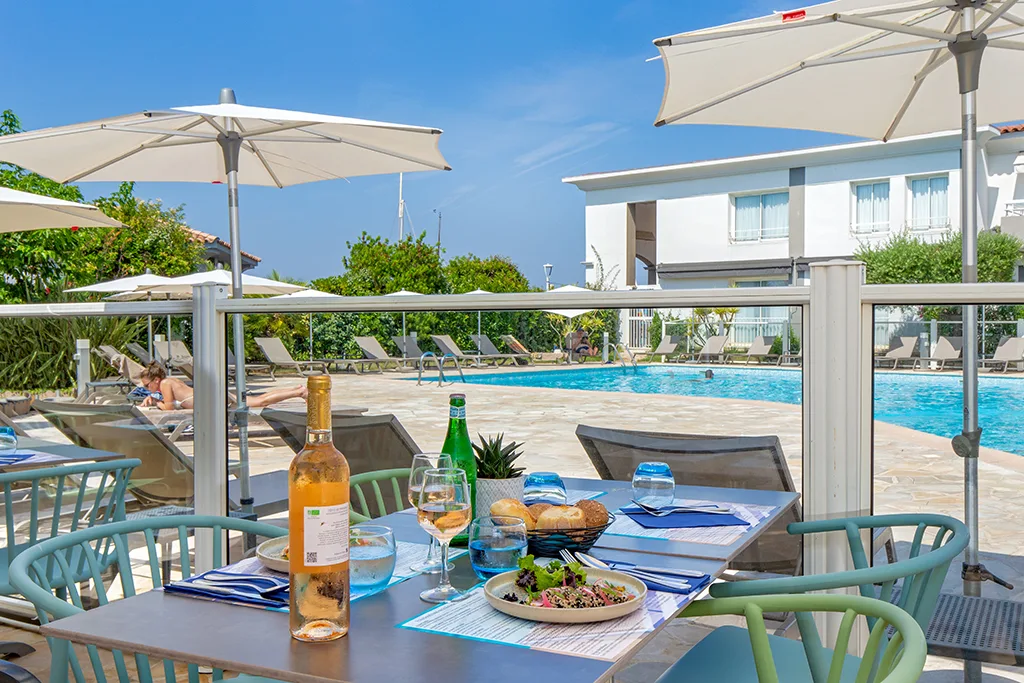 Piscine et terrasse de l’Hôtel La Marina
